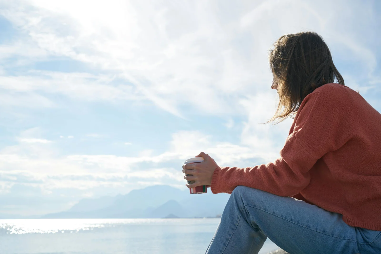 adulte HPI/HPE contemplatif, illustrant l'importance de comprendre et accompagner sa singularité